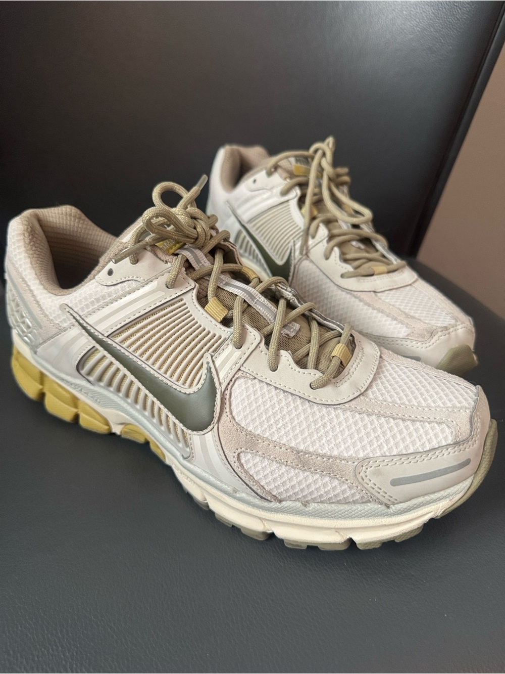 Nike Zoom Vomero 5 SP Light
Bone Neutral Olive Shoes